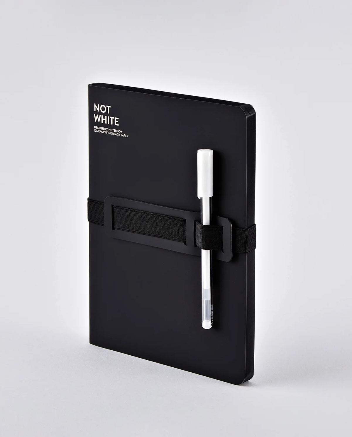 Notebook Not White L Light Black con copertina in similpelle riciclata, pagine nere, formato 165x220 mm, con penna gel bianca ed elastico