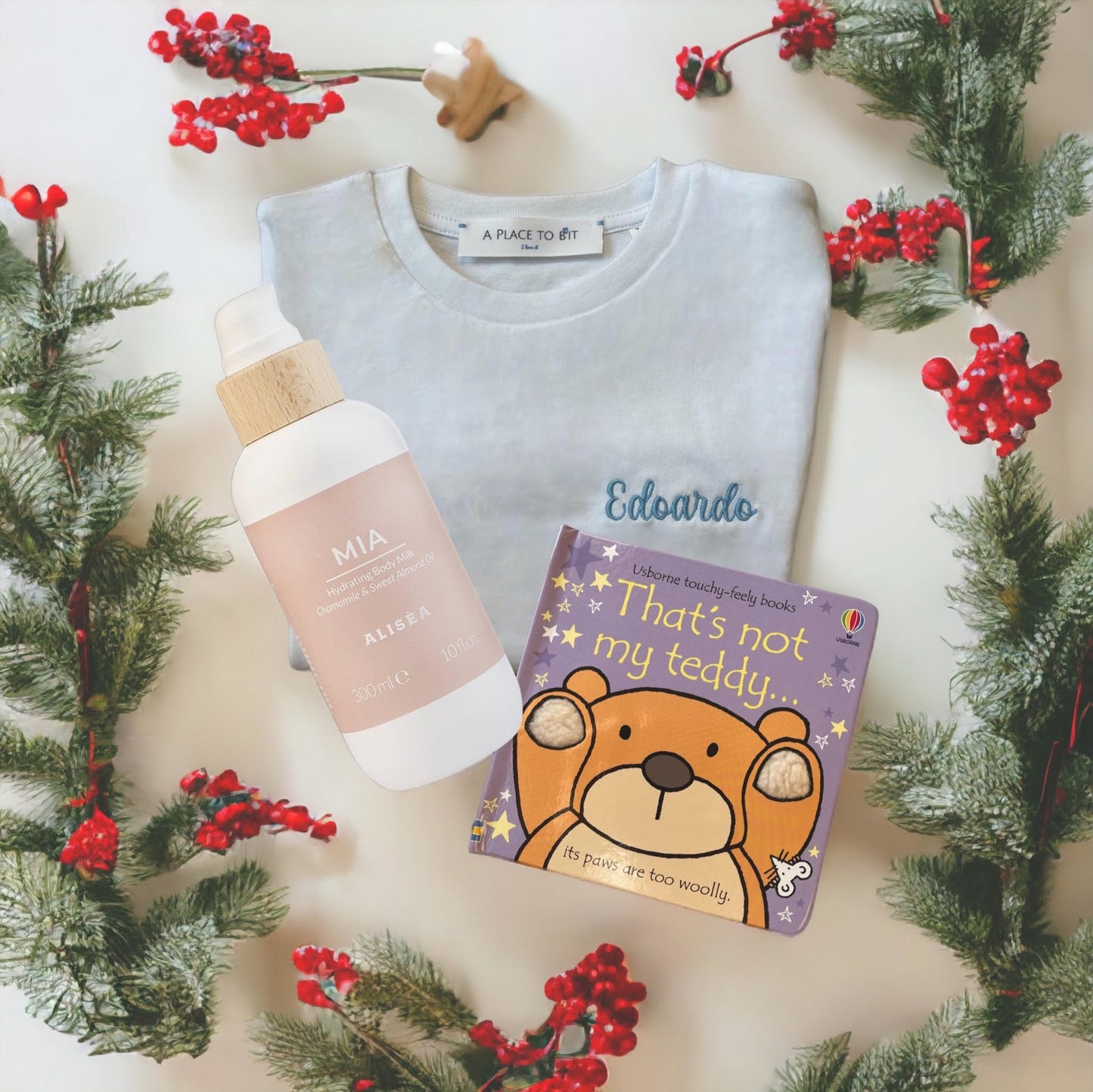 Box T-shirt con nome ricamato, latte idratante e libro bimbi in regalo (box dai 6 ai 18 mesi)