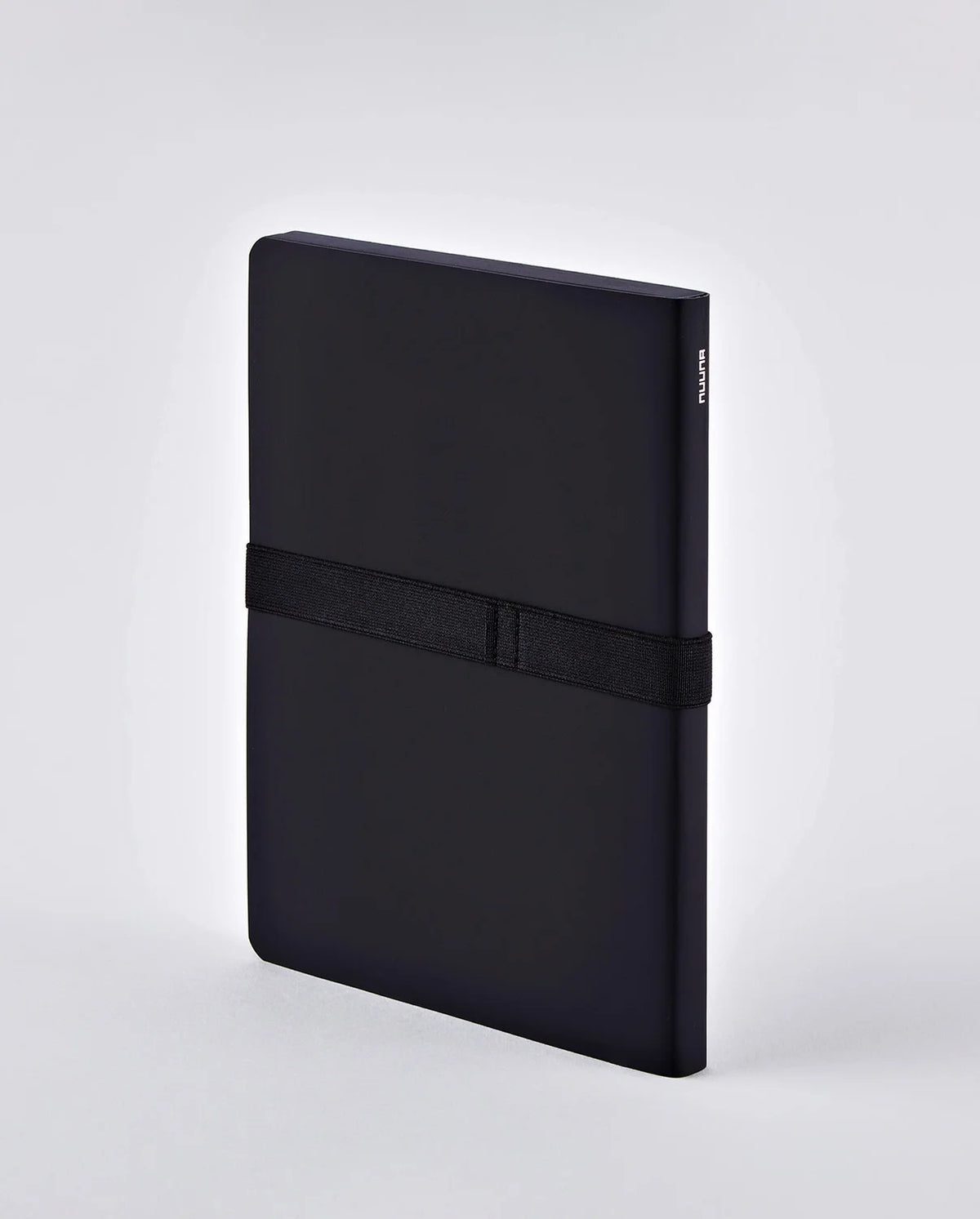 Notebook Not White L Light Black con copertina in similpelle riciclata, pagine nere, formato 165x220 mm, con penna gel bianca ed elastico