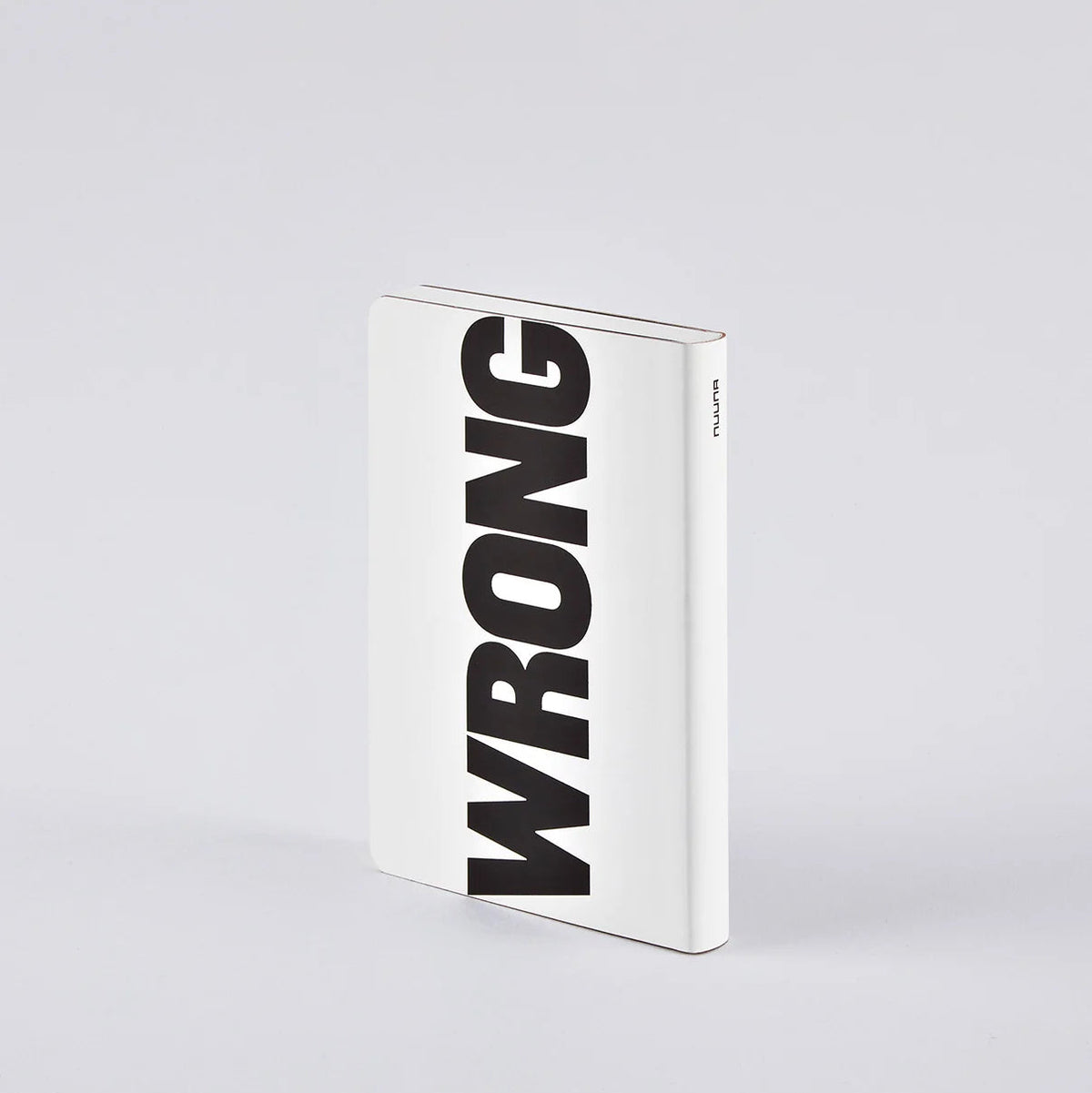 Notebook Graphic S Write – Wrong con copertina in similpelle riciclata bianca, formato 108x150 mm, mini agenda con pagine a puntini