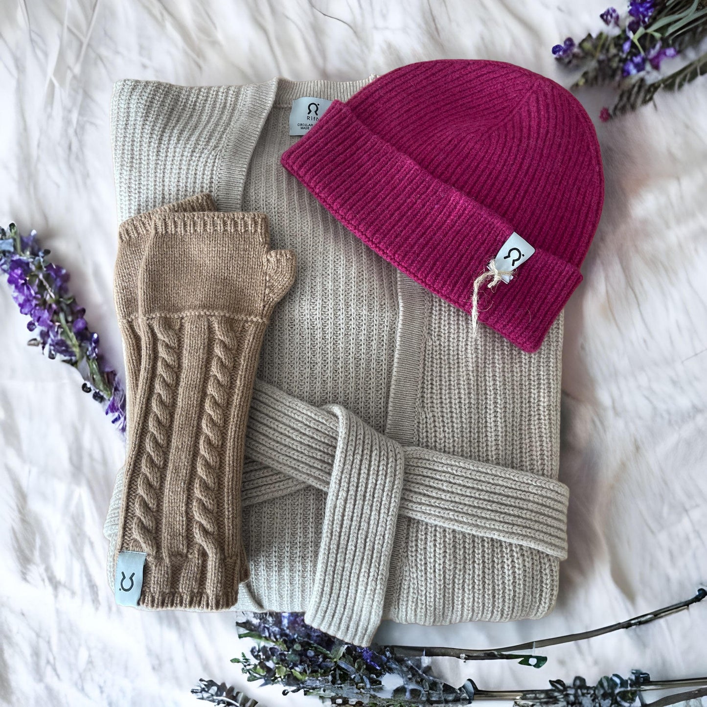 Cardigan donna lungo in cashmere, cappello rosa ciclamino in cashmere e manicotti beige in cashmere in regalo