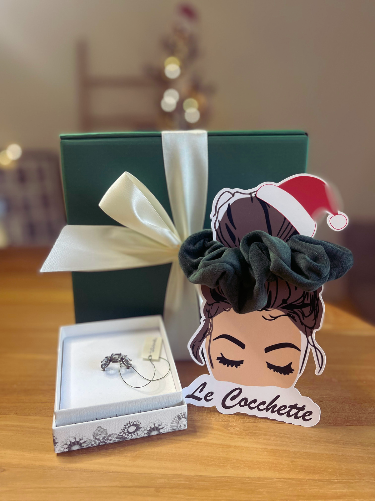 Box: Anello Sophia, scrunchie in velluto in regalo e stampa d'autore con dedica