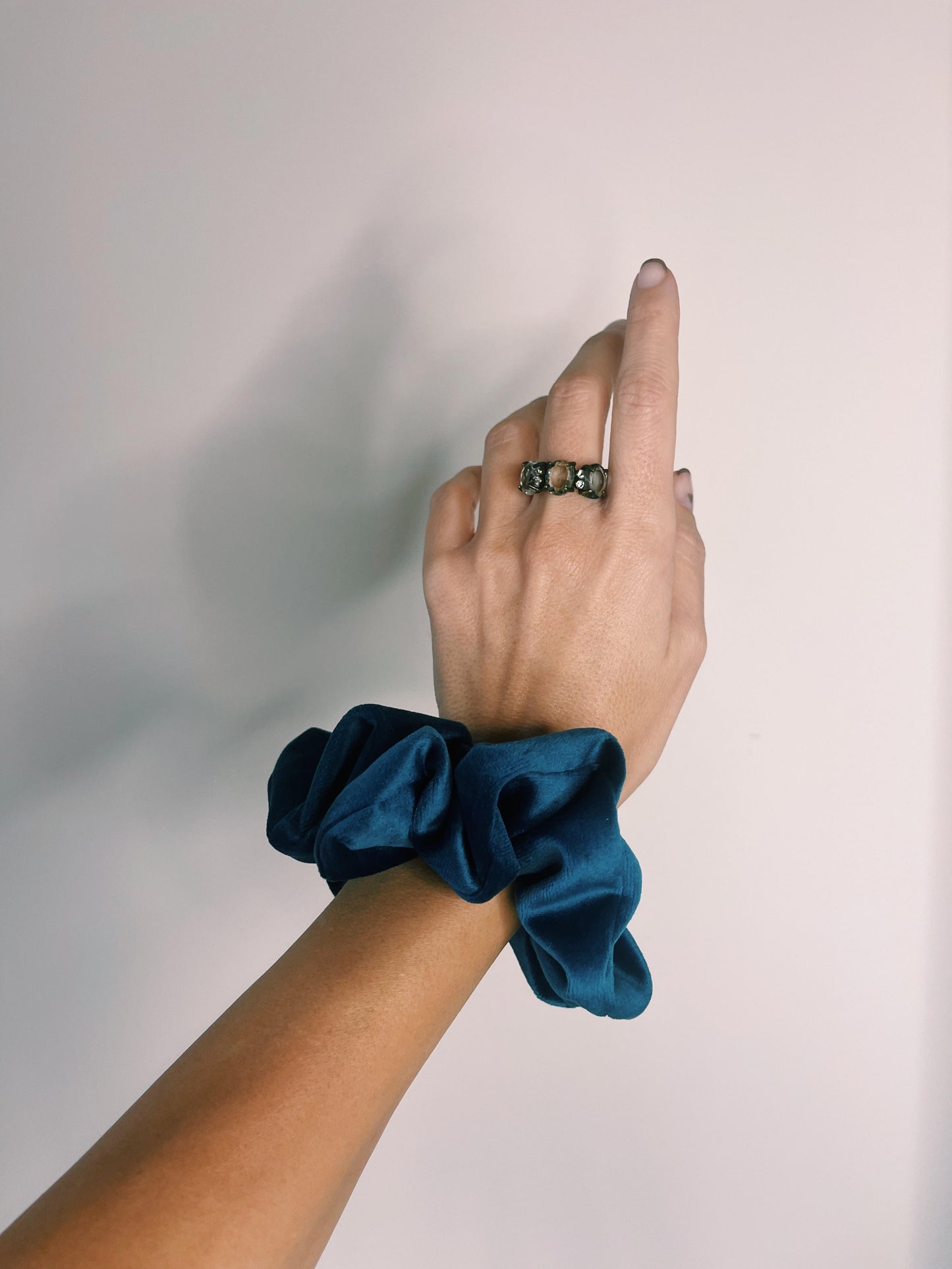 Box: Anello Sophia, scrunchie in velluto in regalo e stampa d'autore con dedica