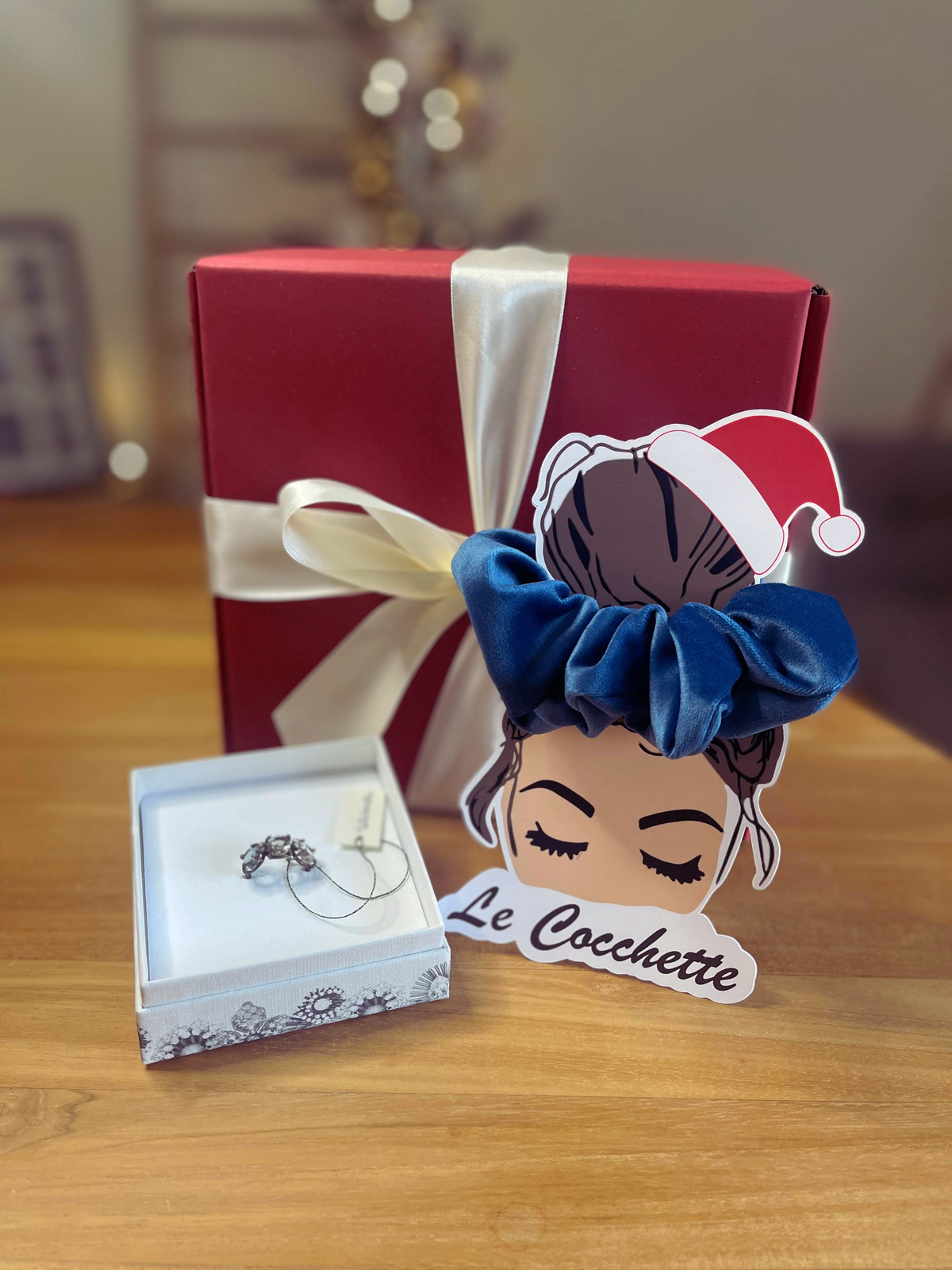 Box: Anello Sophia, scrunchie in velluto in regalo e stampa d'autore con dedica