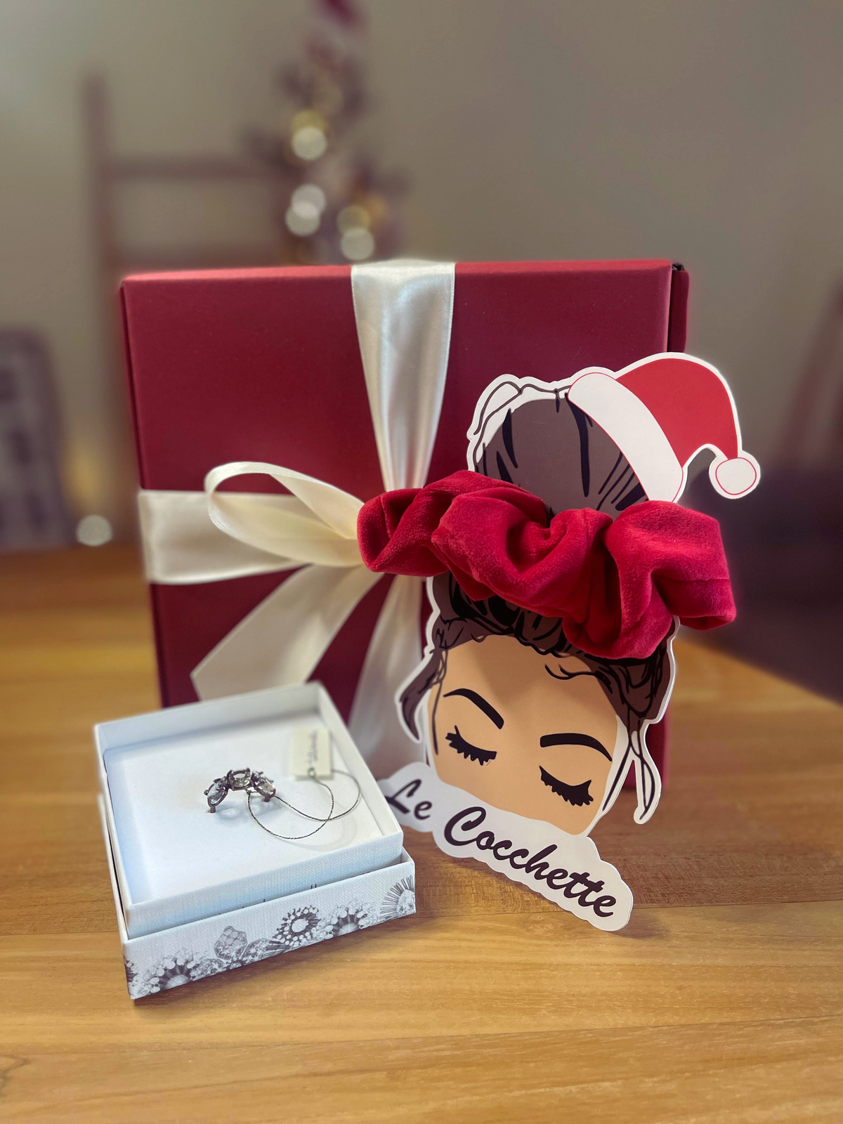 Box: Anello Sophia, scrunchie in velluto in regalo e stampa d'autore con dedica