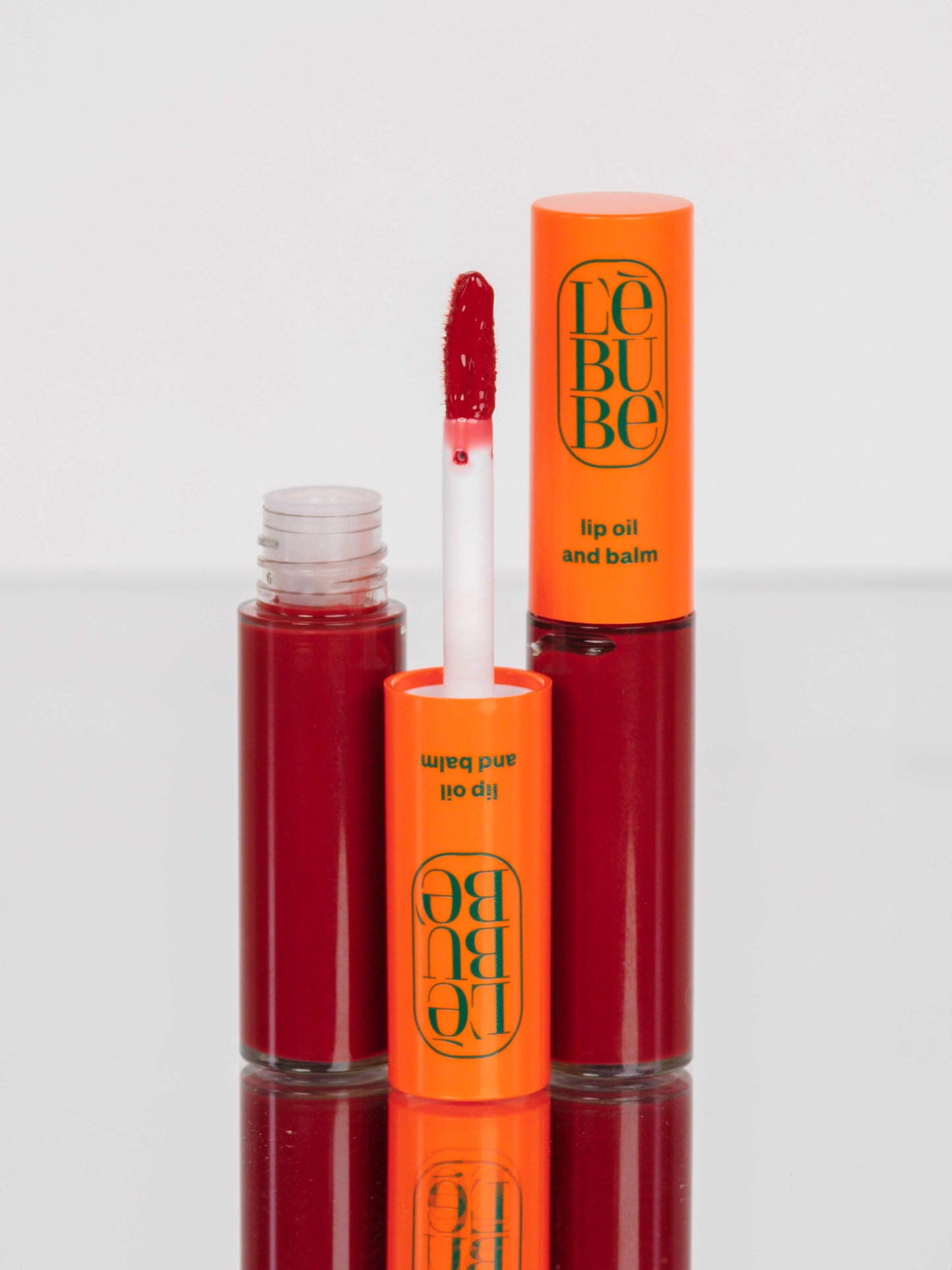 Tinted Lip Oil & Balm - Colore, trattamento e gloss in un unico gesto.
