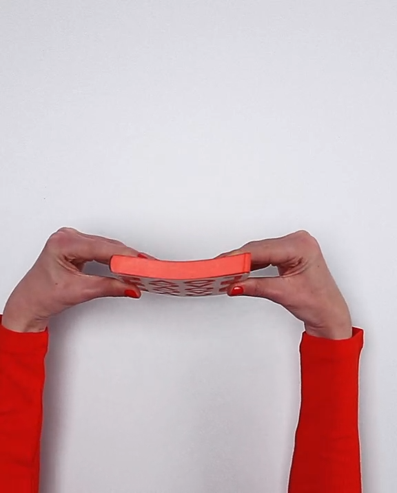 Notebook Graphic S Love con copertina in similpelle riciclata, formato 108x150 mm, mini agenda con stampa rossa e pagine a puntini