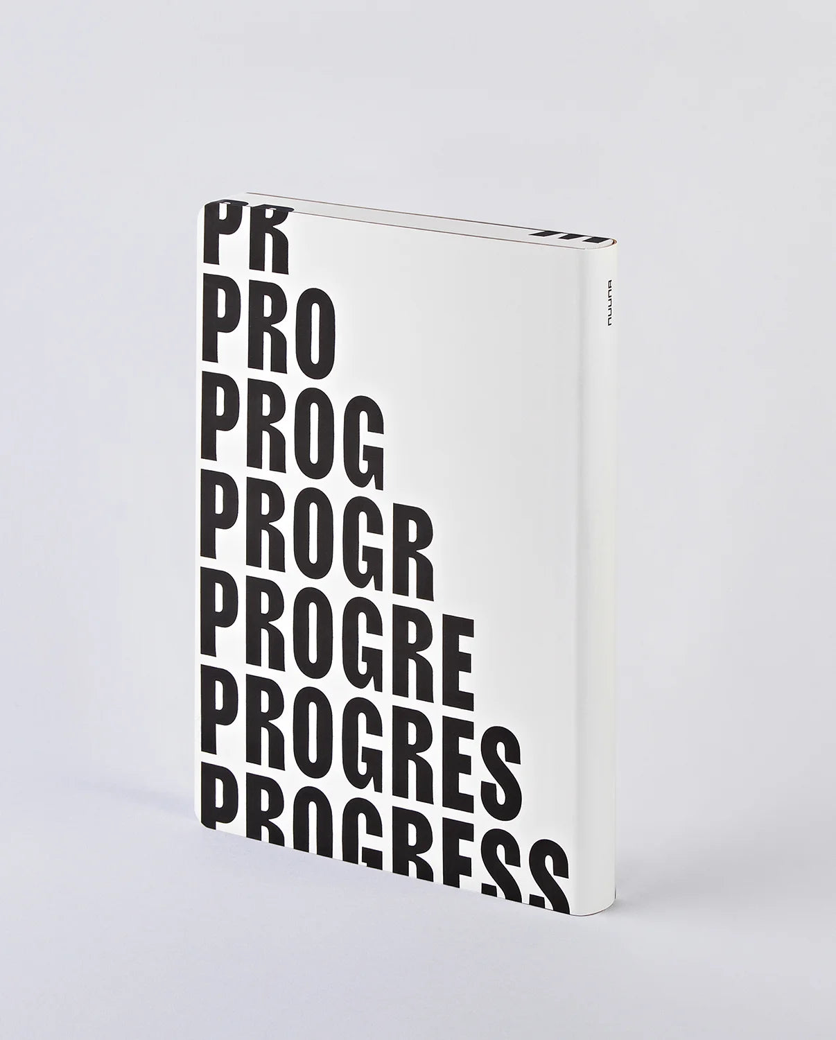 Notebook Graphic L Work in Progress con copertina in similpelle riciclata, formato 165x220 mm, design tipografico bianco e nero