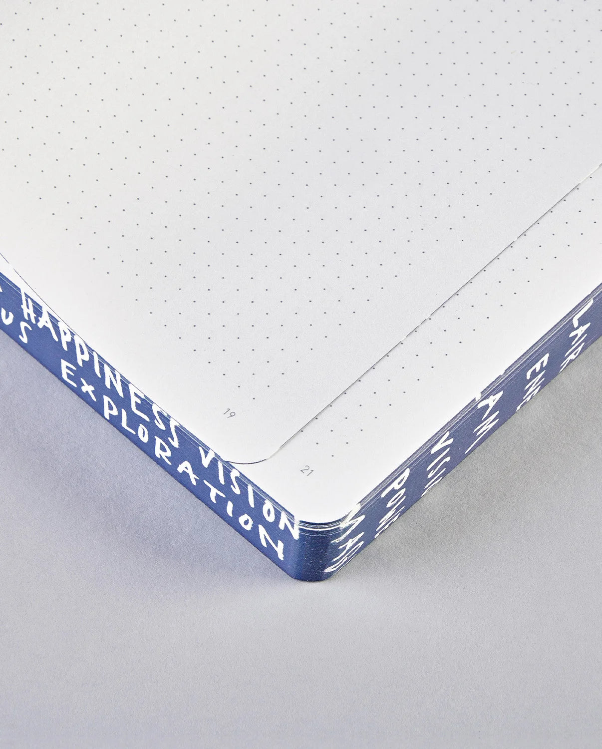 Notebook Graphic L Word Plays con copertina in similpelle riciclata, formato 165x220 mm, agenda per appunti e organizzazione quotidiana