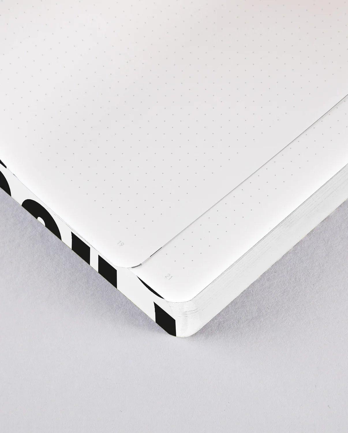 Notebook Graphic L Work in Progress con copertina in similpelle riciclata, formato 165x220 mm, design tipografico bianco e nero