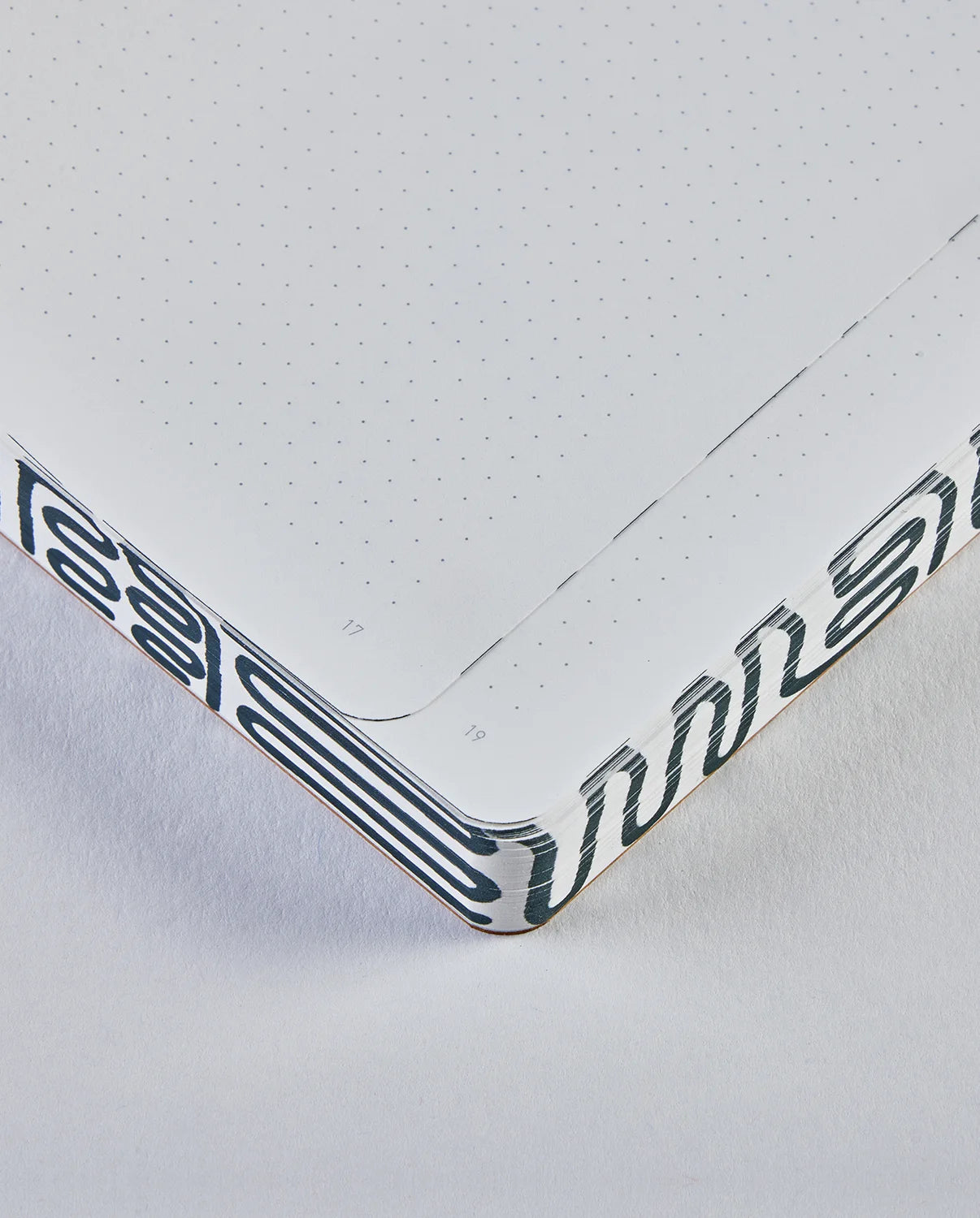 Notebook Graphic L Miracle con copertina in similpelle riciclata, formato 165x220 mm, design grafico bianco e nero