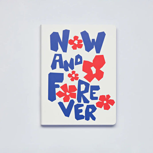 Notebook Graphic L Now and Forever con copertina in similpelle riciclata, formato 165x220 mm, design grafico bianco blu e rosso