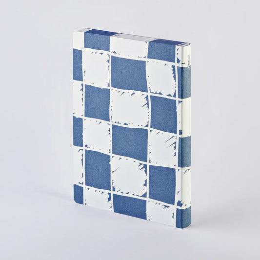 Notebook Graphic L Cheeky Checks con copertina in denim riciclato, formato 165x220 mm, design a quadretti bianco e blu