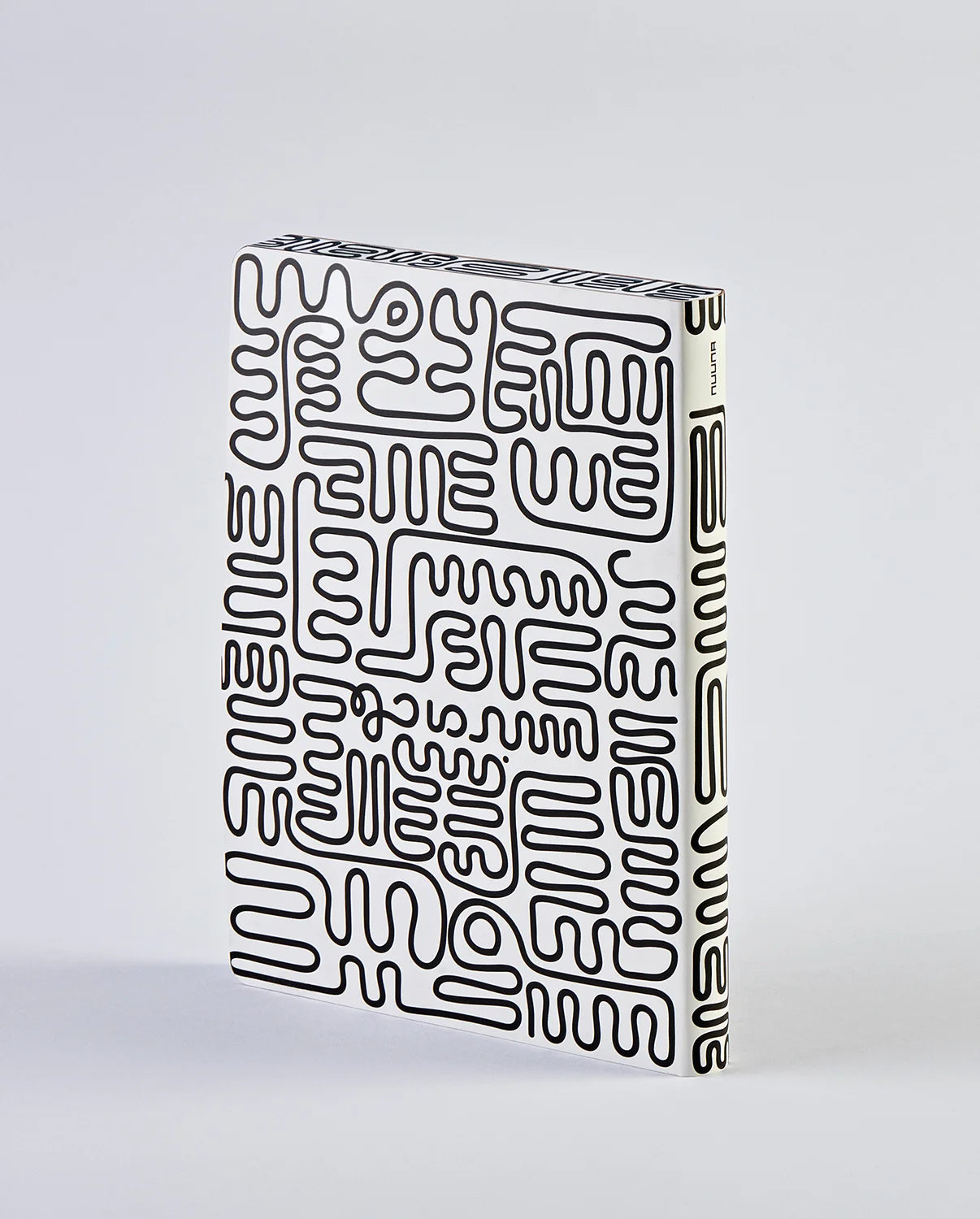 Notebook Graphic L Miracle con copertina in similpelle riciclata, formato 165x220 mm, design grafico bianco e nero