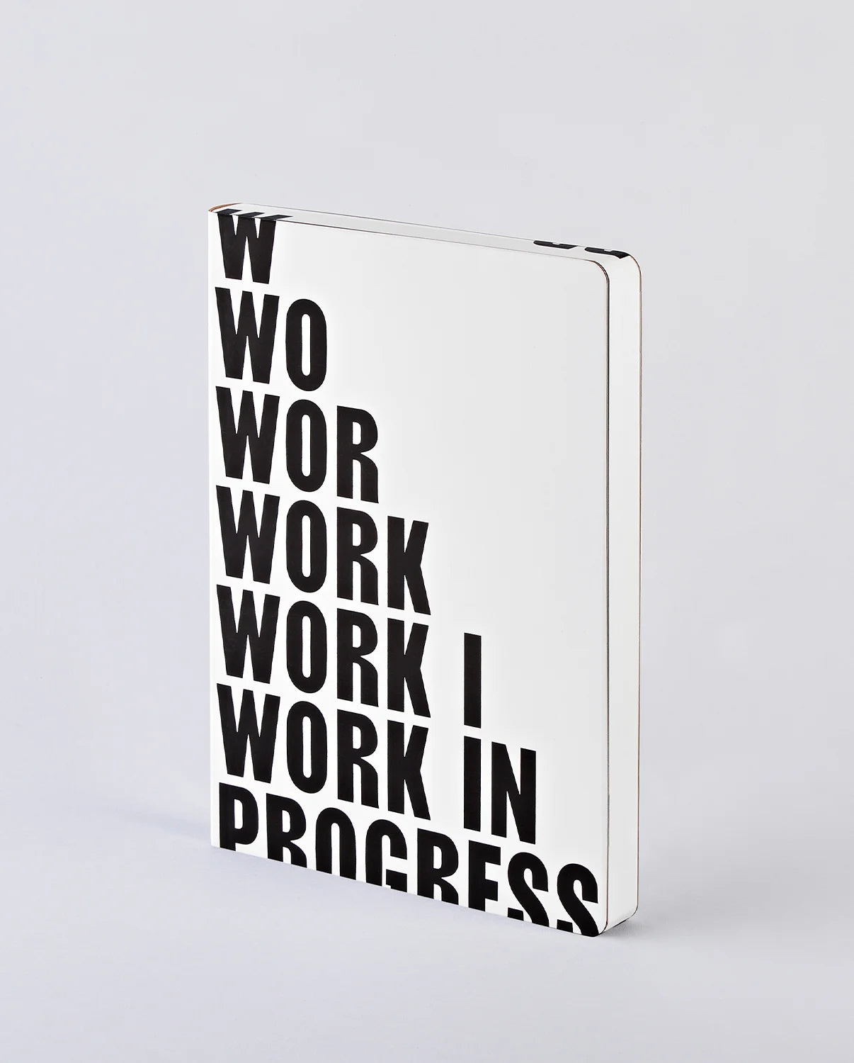 Notebook Graphic L Work in Progress con copertina in similpelle riciclata, formato 165x220 mm, design tipografico bianco e nero