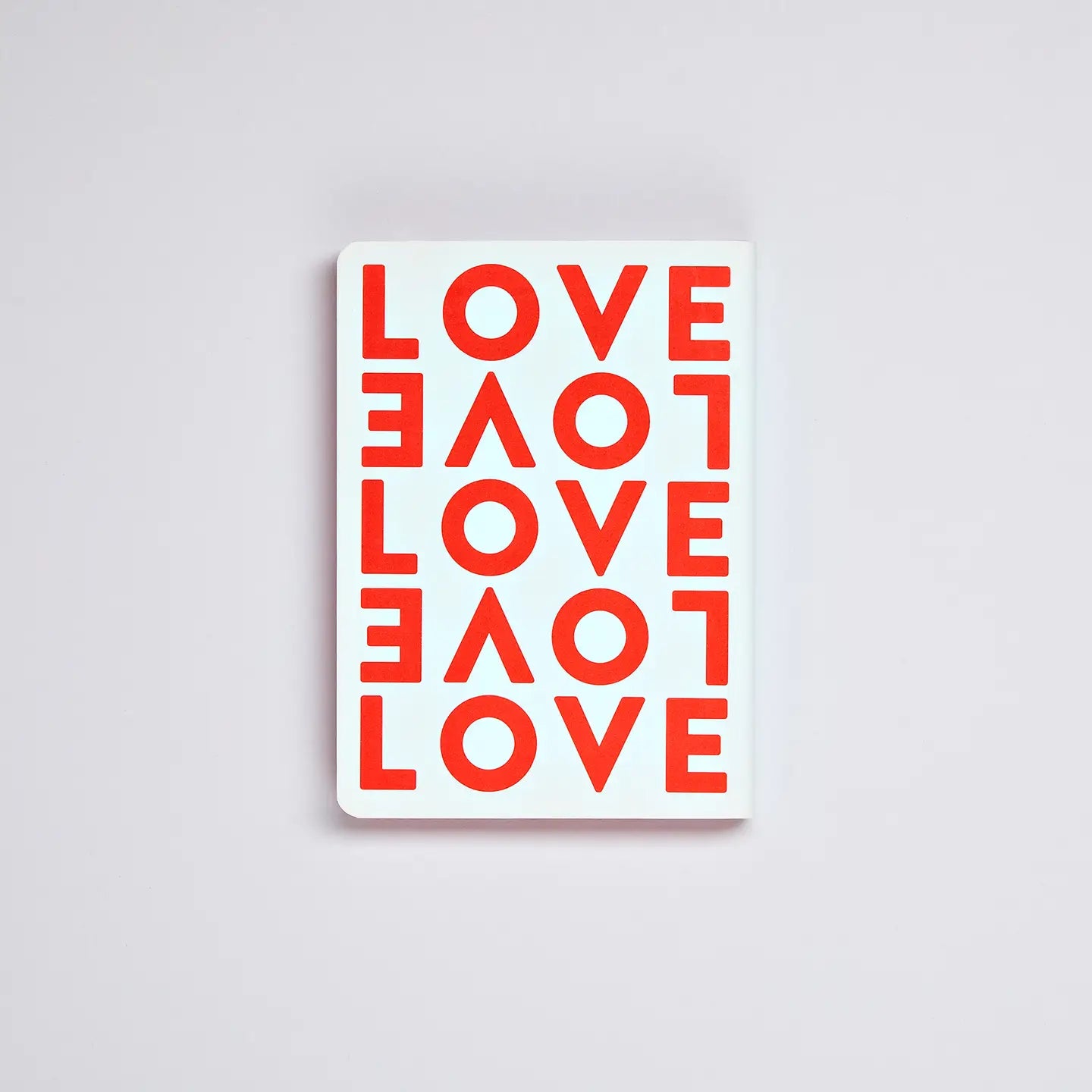 Notebook Graphic S Love con copertina in similpelle riciclata, formato 108x150 mm, mini agenda con stampa rossa e pagine a puntini