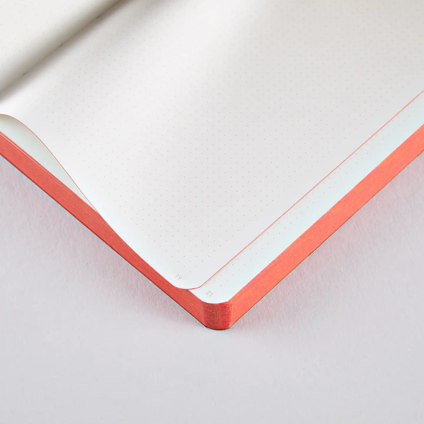 Notebook Graphic S Love con copertina in similpelle riciclata, formato 108x150 mm, mini agenda con stampa rossa e pagine a puntini