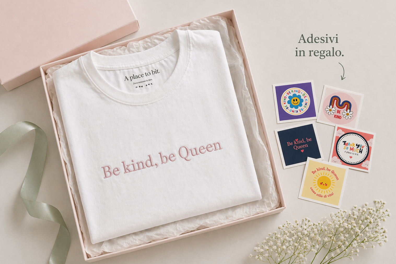 t-shirt ricamata be kind be queen con adesivi in regalo