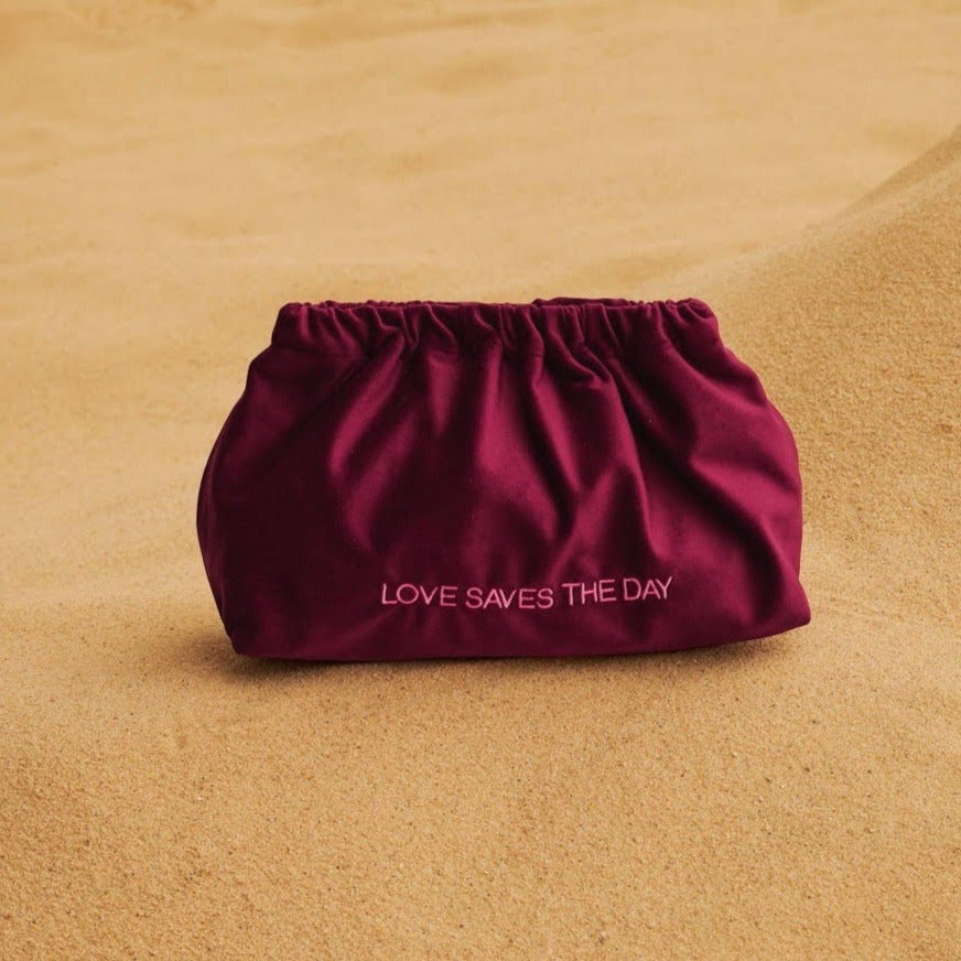 Pochette "Love saves the day"