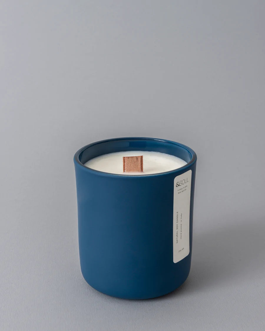 Candela ecosostenibile in bicchiere blu cobalto