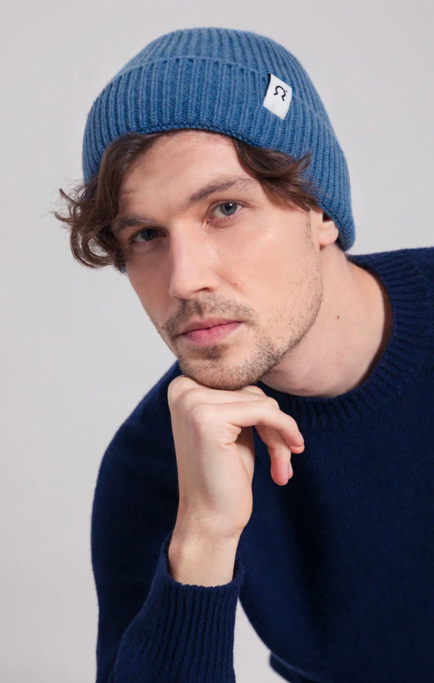 Cappello in cashmere rigenerato blu ginepro