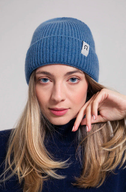 Cappello in cashmere rigenerato blu ginepro