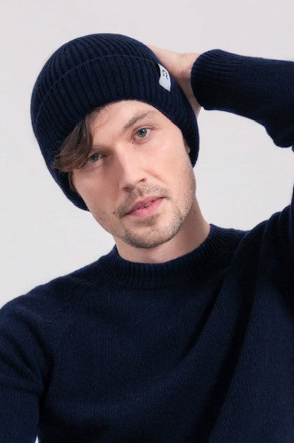 Cappello in cashmere rigenerato blu mora, calze Arturo di notte e calze Arturo riga dritto e stampa d'autore in regalo