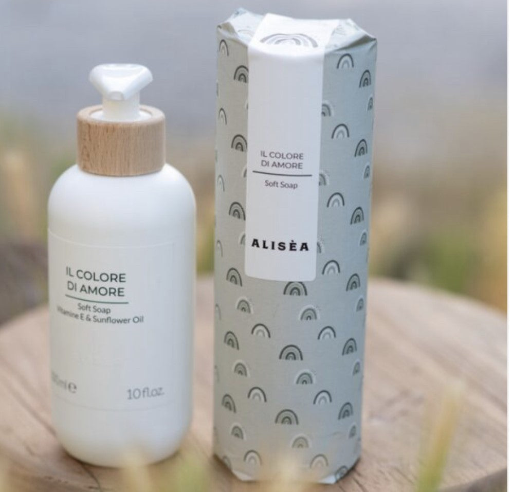 Box: calze baby Arturo, detergente doccia, floral natural waters e stampa d'autore con dedica.