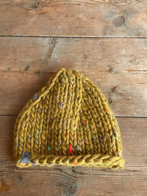 Cappello in lana giallo oliva con inserti pop